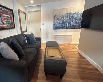 Beautiful space, blocks from the ocean & Cook St - Victoria - Wohnzimmer