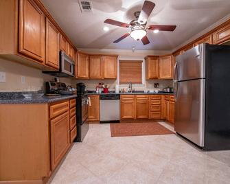 Lovely Home 1 Block From The Beach And Downtown! - Pass Christian - Bucătărie