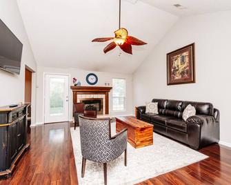 Welcome to Mom's house/ King bed/ Pet friendly - Warner Robins