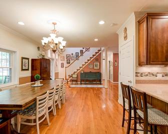 Secluded Family Home 15 miles to DC - Springfield - Dining room