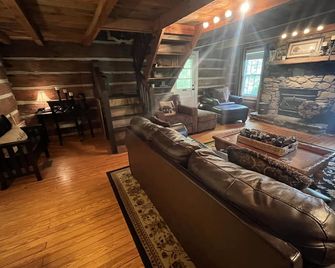 A step back in time, with today's modern touches. - Mars Hill - Sala de estar