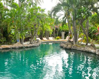 كورال فيو فيلاز - Abang - حوض السباحة