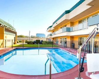 Homegate Studios & Suites San Antonio Medical Center I-10 - San Antonio - Pool
