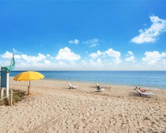 2 +1 Bed 2 Bath PH Terrace unit - 1 Block from Beach W/Parking - Bal Harbour - Strand