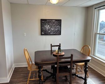 Welcoming 1BR Apt in the Heart of Downtown Circleville - Circleville - Salle à manger