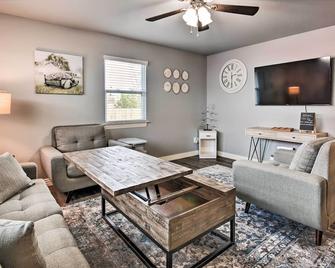 Home Grassy Yard, Walk to Bentonville Square - Bentonville - Sala de estar