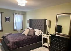 Cozy three-bedroom home in subdivision, 3 miles to EAA! - Oshkosh - Bedroom