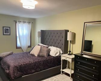 Cozy three-bedroom home in subdivision, 3 miles to EAA! - Oshkosh - Bedroom