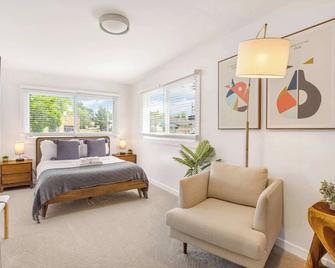 Renovated, Bright & Spacious Farmington Retreat! - Farmington Hills - Bedroom