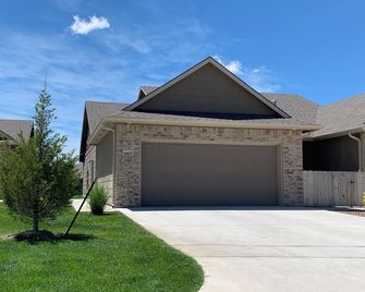 Modern 3 Bedroom Executive House by Spirit - Derby - Building