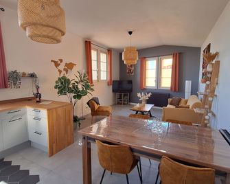 La Bulle Dorée Comfortable Apartment & Spa Oingt - Val-d'Oingt - Salle à manger