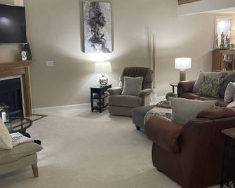 Beautiful spacious property 4 sleeping areas and 3 full baths can sleep up to 8 - Appleton - Living room