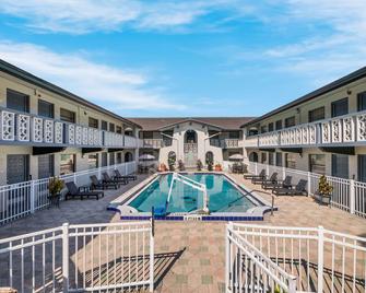 Quality Inn and Suites Altamonte Springs Orlando-North - Orlando - Pool
