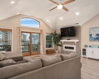 Unbeatable Location! Steps to the beach, Beautiful Interior. - Corolla - Living room