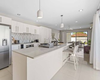 Spacious 4-Bed House with Secure Parking - Northgate - Cocina