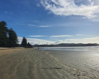 Black Horse Cabin 2 by Tiny Away - Parakai - Playa