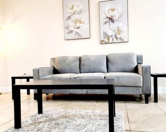 Toria Suites 920 - Lakeland - Living room