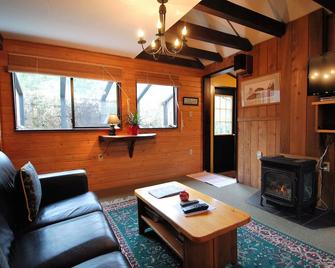 Gold Coast Retreat Haidaway Cottage at Chesterman Beach - Tofino - Living room