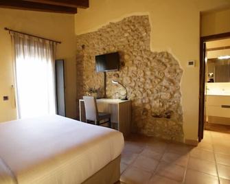Hotel Can Panyella - Sant Esteve Sesrovires - Bedroom