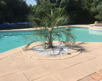 We will welcome you in a typical village in the heart of Provence - Aurons - Piscina