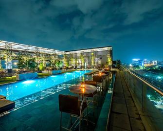 O Hotel Pune - Poona - Zwembad