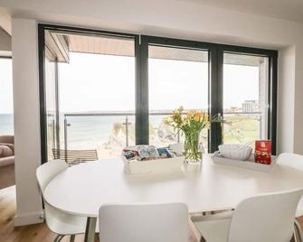 Onshore 7 - Newquay - Dining room