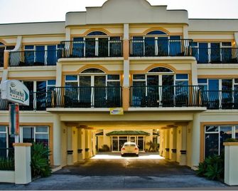 Beachfront Motel - נפייר - בניין