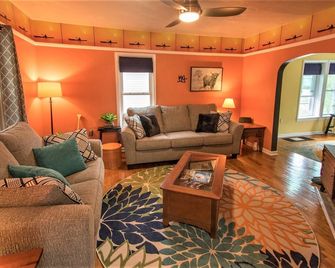 River Valley Retreat, paddlers & peddlers paradise on the Allegheny river - Franklin - Sala de estar