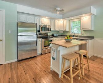 Lake Norman Retreat with Dock about 1 Mi to Marina! - Mooresville - Kitchen