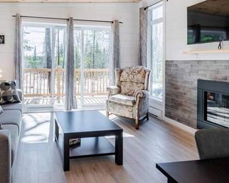 Hôtel à la maison - La Cachette, golf et ski! - Thetford Mines - Вітальня