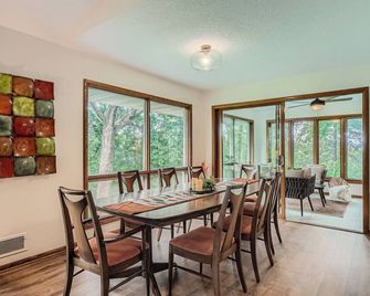Spacious 4bedroom 3 bath vacation home NE of Minneapolis, short drive to it all! - Fridley - Sala de jantar