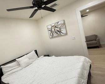 Cozy 1 bedroom 1 bath escape with stunning city views - Las Vegas - Habitación