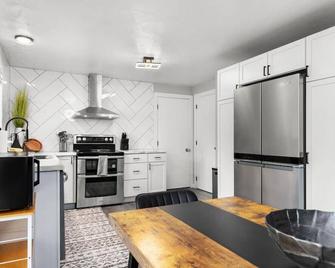 Lambeau|hottub|5 Minwalk|sleeps14|firepit|grill - Green Bay - Kitchen