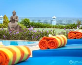 Sunset Beachfront Dreamvilla Lovina with pool - Seririt - Pool
