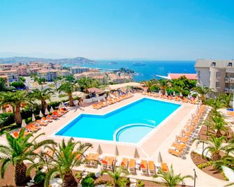 Marti Beach Hotel - كوساداسي - حوض السباحة