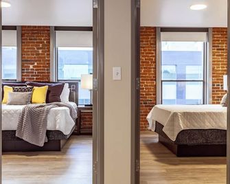 Unique 2 Bed Riverfront Park Travel Apartment - Spokane - Bedroom