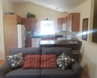 Beautiful Riverfront Studio Apartment Close To Glacier National Park! - Hungry Horse - Kitchen