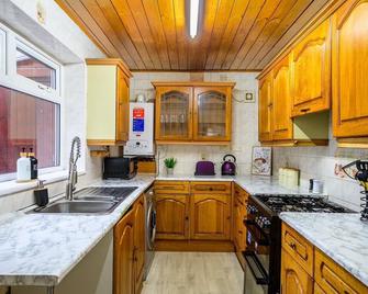 Rochdale Retreat - Spacious 4-Bed House 8 beds - Rochdale - Kitchen