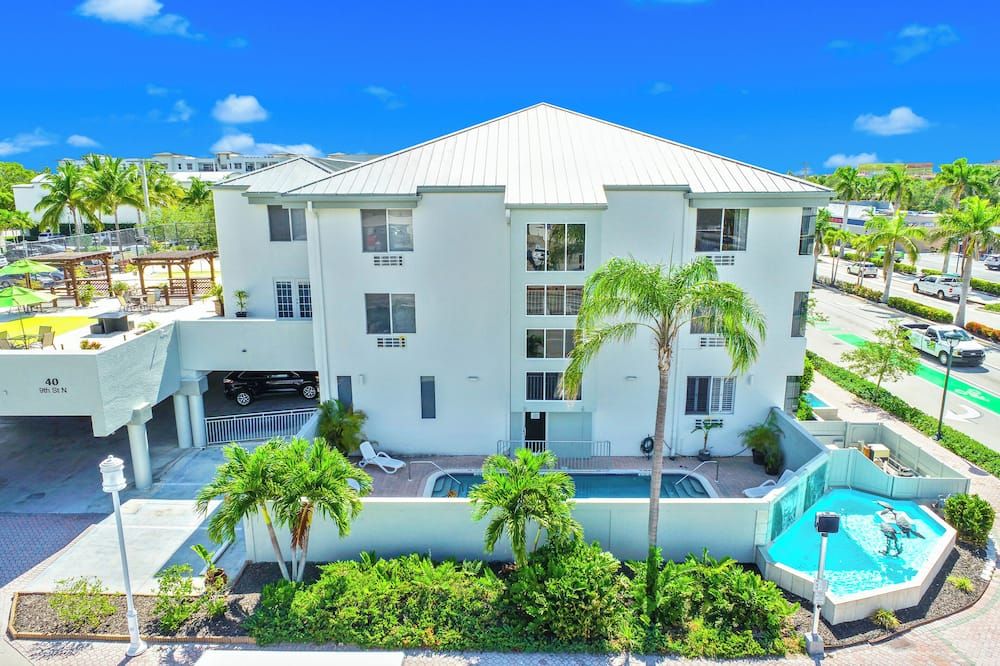 Naples Park Central Hotel - נייפלס