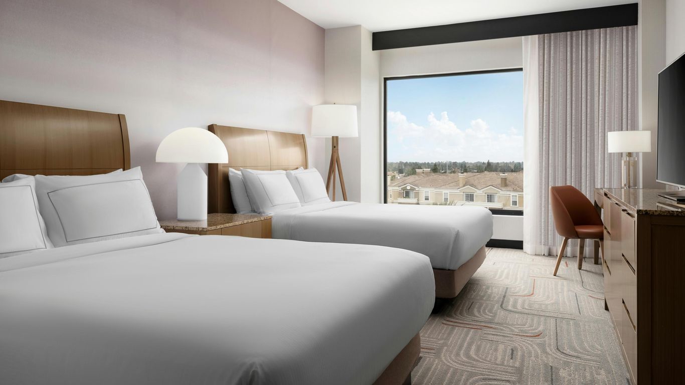 Hotel Zessa Orange County Airport, a DoubleTree by Hilton