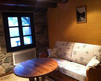 Gîtes Au Chant Des Marmites - Saint-Lary-Soulan - Living room