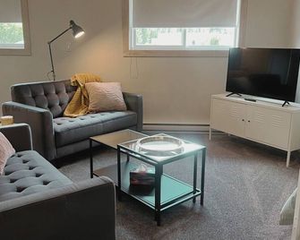 Fieldstone Guesthouse - Clearwater - Living room