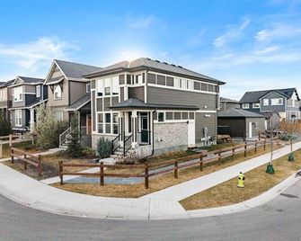 Modern Suburban Retreat in Ambleton Stylish Comfort Near Parks and Trails - Balzac - Building