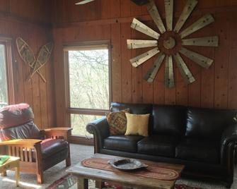 Enjoy the tranquility of country living with the benefits of a luxury get away! - Half Way - Salon