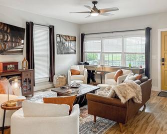 Shelbyville Farmhouse w/ Hot Tub, Fire Pit & Grill - Shelbyville - Obývací pokoj