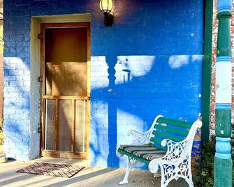 Amazing Historic 1800s Carriage House - Raton - Innenhof