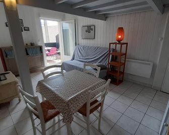 Studio n ° 2 with terrace, 4 people. - Valras-Plage - Salle à manger