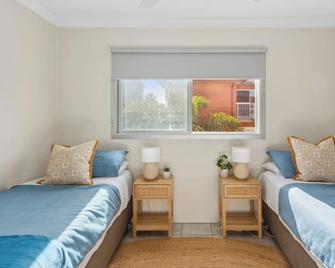 North Beach Escape - Balcony Sunrises and Ocean Walks - Wollongong - Bedroom