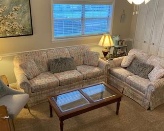 Cozy Cottage 3 blocks from town\n\n - Mount Dora - Living room