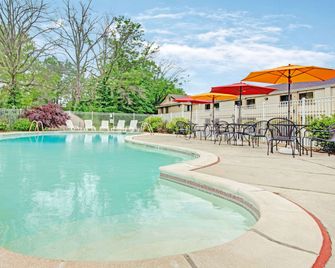 Ramada by Wyndham Flemington - Flemington - Piscina